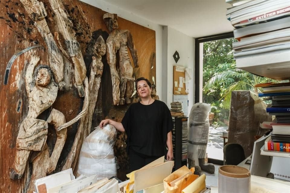 La curadora y coleccionista Mónica Ashida, posa con una obra de German Venegas, de la colección y Archivo Ashida Cueto.