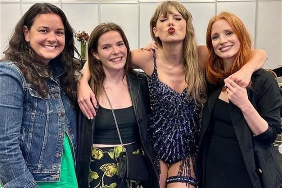 Jessica Chastain fue captada en el concierto de Taylor Swift en el Foro Sol, compartió en sus redes una foto de ella con la cantante.