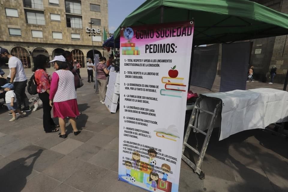 Se recabaron firmas para pedir que no se ofrezca el plan de estudios federal; serán presentadas ante el secretario de Educación estatal, Juan Carlos Flores Miramontes.