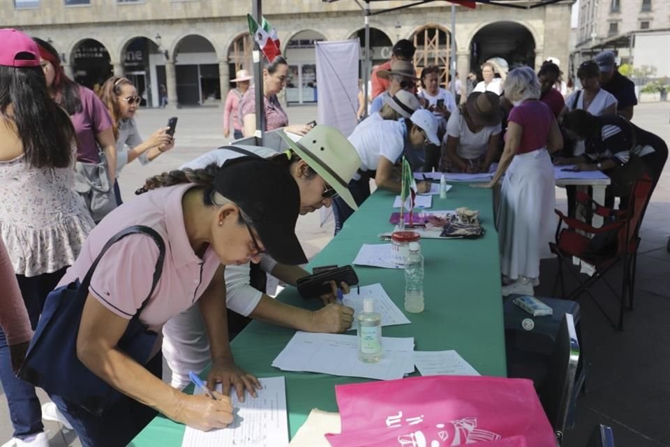 A la concentración acudieron padres y madres de familia, algunos con sus hijos e hijas y  adultos mayores que se acercaron a firmar en desacuerdo a los nuevos planes de estudio federales.