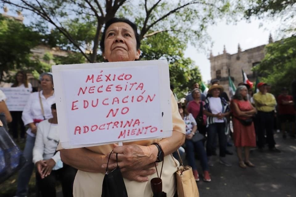 El Gobierno de Jalisco ha señalado que el conflicto con los libros no es porque existan 'adoctrinamientos', sino porque no cumplieron con el proceso debido previo a su publicación.