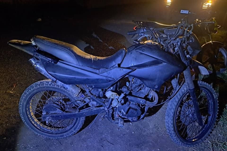 Al ver a los policías, el sospechoso abandonó la moto en la que se encontraba y escapó a pie, sin poder ser alcanzado por los elementos de seguridad.