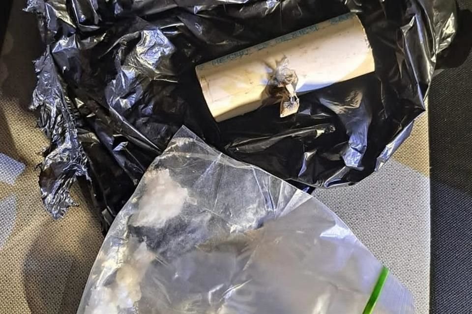 Además de las motocicletas y el explosivo casero, se encontró una bolsa con material granulado y cristalino, tenía las características de la droga sintética conocida como 'crystal'.