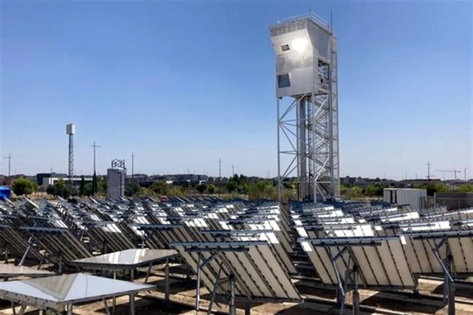 Cemex, uno de los mayores productores de cemento del mundo, ha estado trabajando con Synhelion, con sede en Suiza, para producir clinker utilizando energía solar en lugar de carbón.