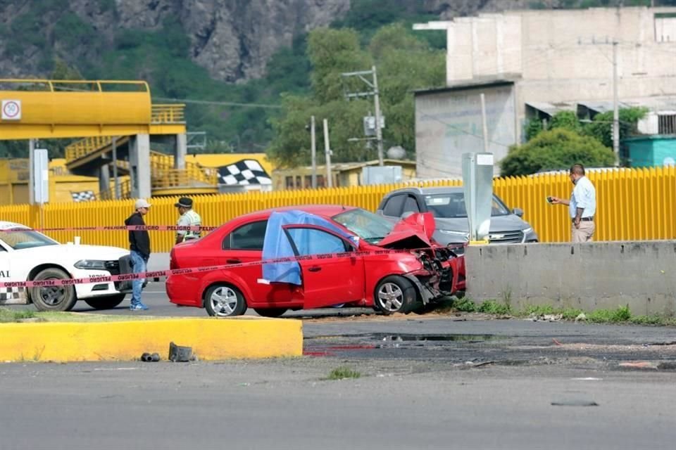 Una mujer falleció luego de que chocó el vehículo en el que viajaba.