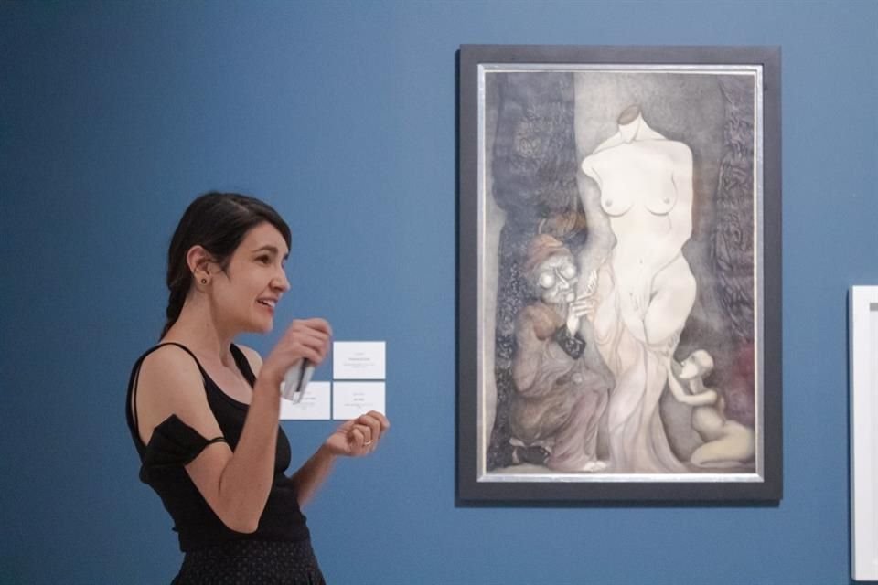 Diana Martín, junto a su pieza en la exposición 'El universo de lo femenino', una lectura de la colección Claudio Jiménez Vizcarra en el Museo de las Artes de la UdeG.