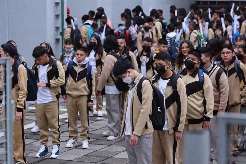 Regreso a clases en la Secundaria Técnica 43, Luis Enrique Erro, en la Colonia Fraccionamiento Los Cipreses de la Alcaldía Coyoacán.