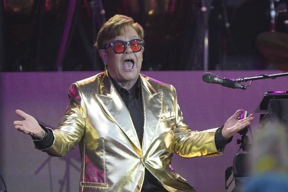 Elton John tuvo una caída que lo hizo tener que acudir al hospital y pasar la noche ahí; ya fue dado de alta.