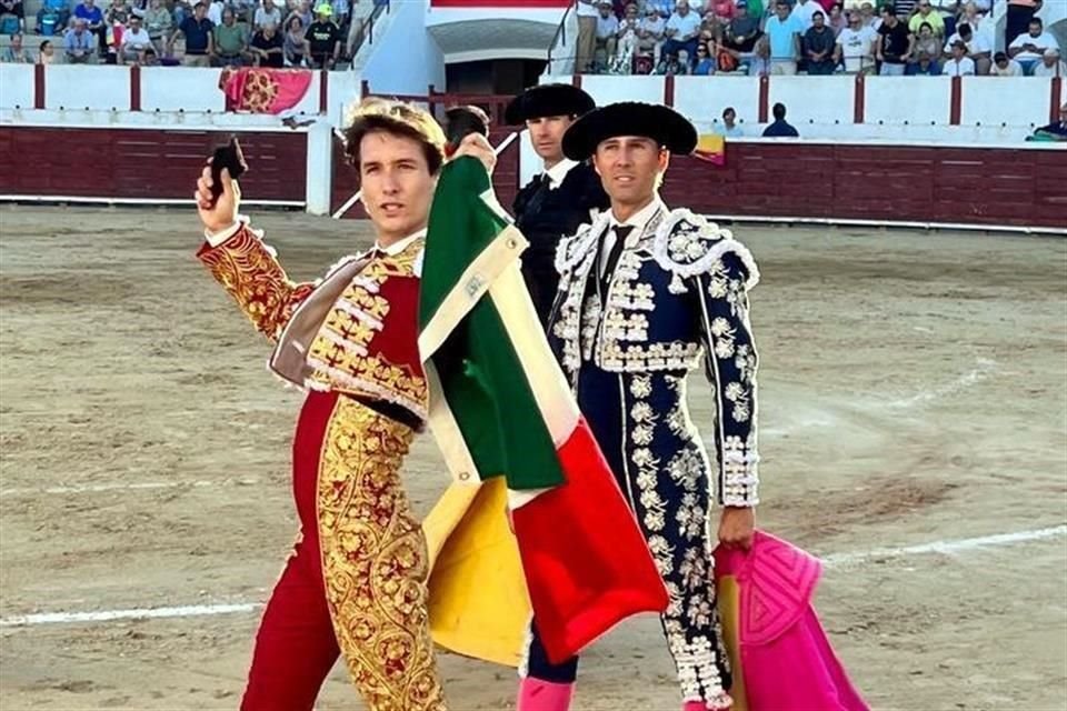 Arturo Gilio dando la vuelta al ruedo con las dos orejas que logró cortarle a su primer enemigo.