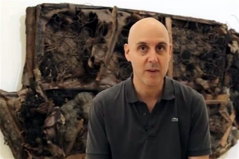 Patrick Charpenel posa con su pieza favorita de la colección permanente llamada 'Archeological Find #22' (1961), de Raphael Montañez Ortiz, fundador del Museo.