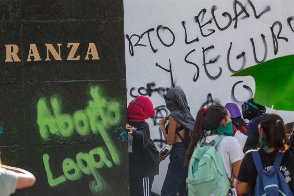 Manifestantes han pedido con pintas aborto legal y seguro en Jalisco, durante las marchas del 8M en Guadalajara.