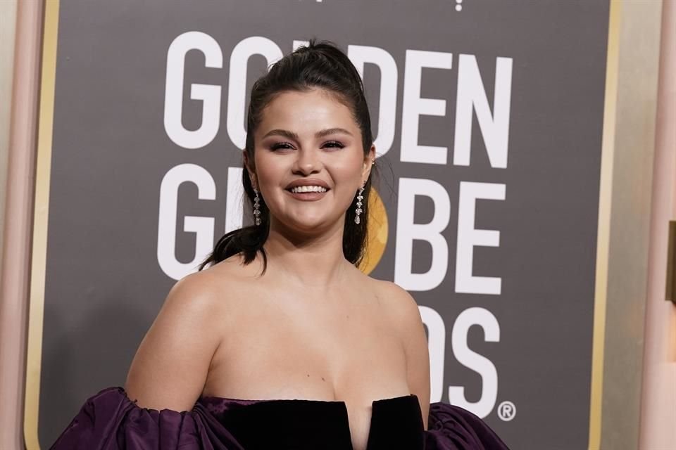 Selena Gomez reveló que fue intervenida quirúrgicamente de una mano porque se le rompió.