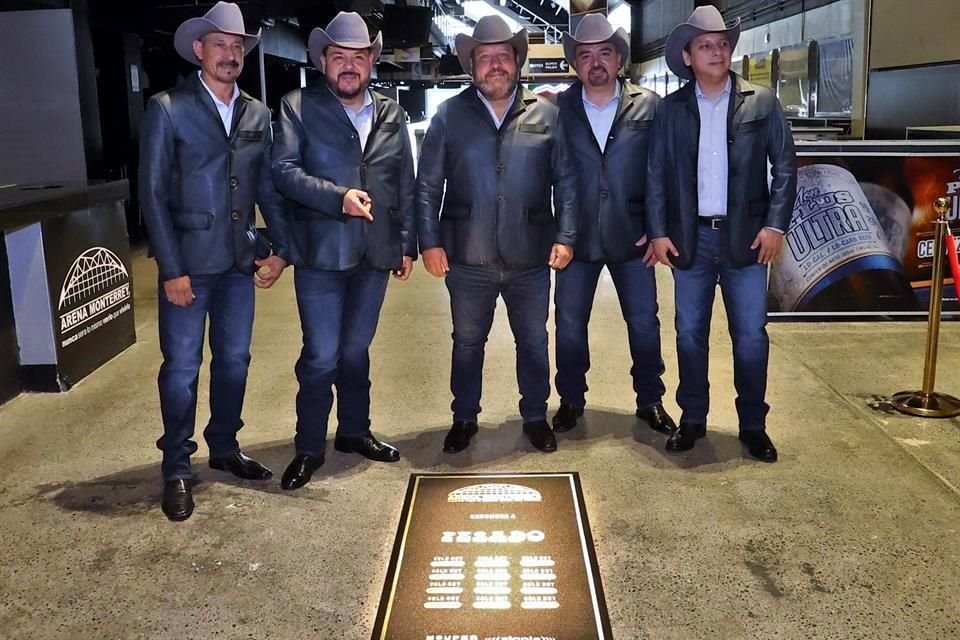 Los integrantes de Pesado llegaron a las instalaciones de la Arena Monterrey para develar una placa en el Paseo de la Fama del recinto por haber encabezado 19 conciertos con sold outs en este lugar.