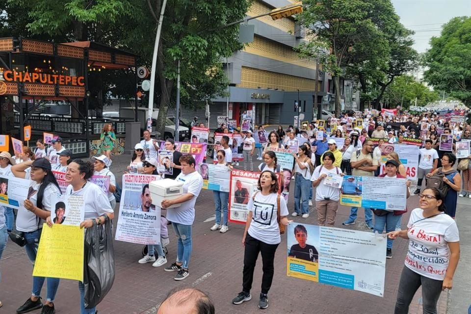 Con motivo del Día Internacional de las Víctimas de Desaparición Forzada, manifestantes se congregaron para marchar hacia el Palacio de Gobierno.