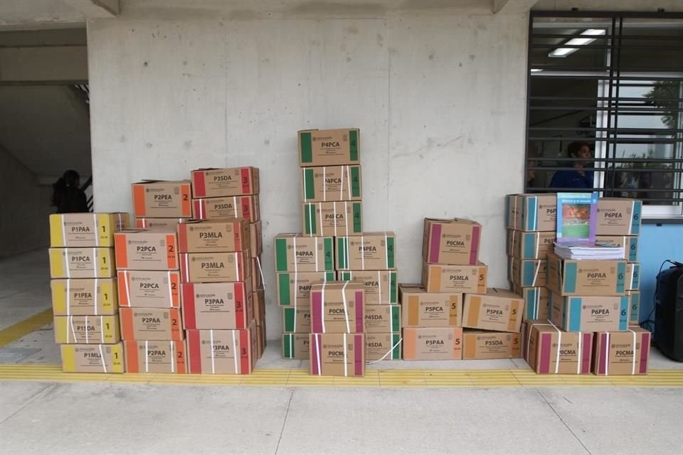 Aunque su distribución comenzó desde ayer, hasta este miércoles han llegado a Jalisco a penas el 63 por ciento del total de libros de texto, es decir, de los 9 millones 884 mil 14 libros requeridos.