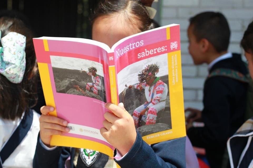 Tras controversia judicial por intentar detener entrega de libros de texto gratuitos, la SEP estatal inició la distribución de ejemplares.