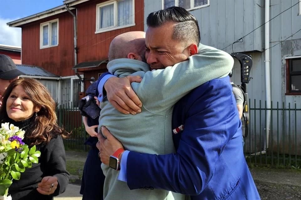 Thyden abraza a su hermano Pablo Leiva González.