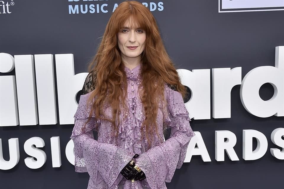 La cantante Florence Welch se sometió a una cirugía de emergencia que la llevó a la cancelación de dos shows; 'me salvó la vida', dijo.