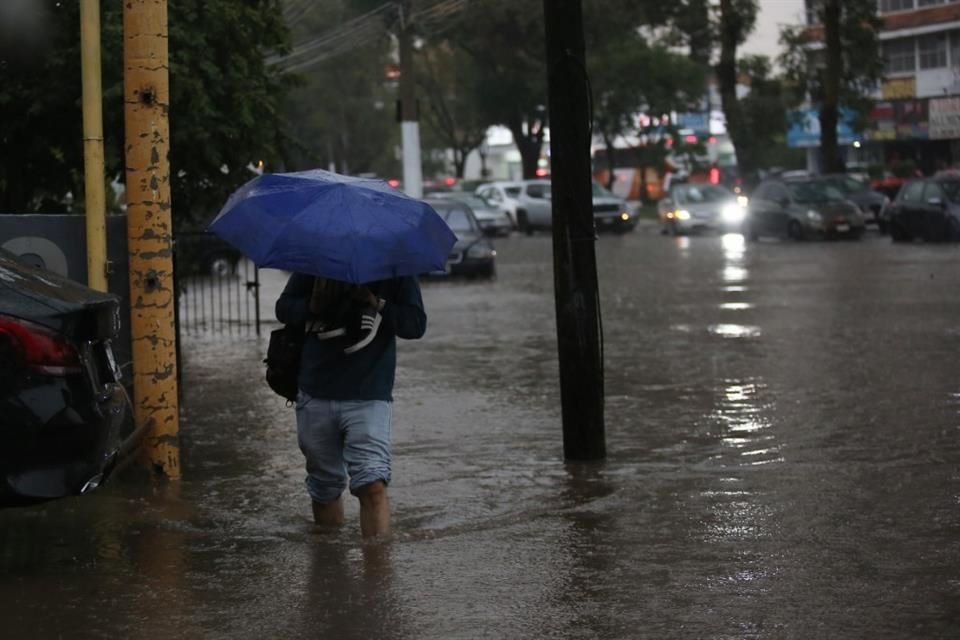 En la zona de Paseos del Sol hubo peatones a quienes no les importó mojar su calzado con tal de cruzar las calles encharcadas.