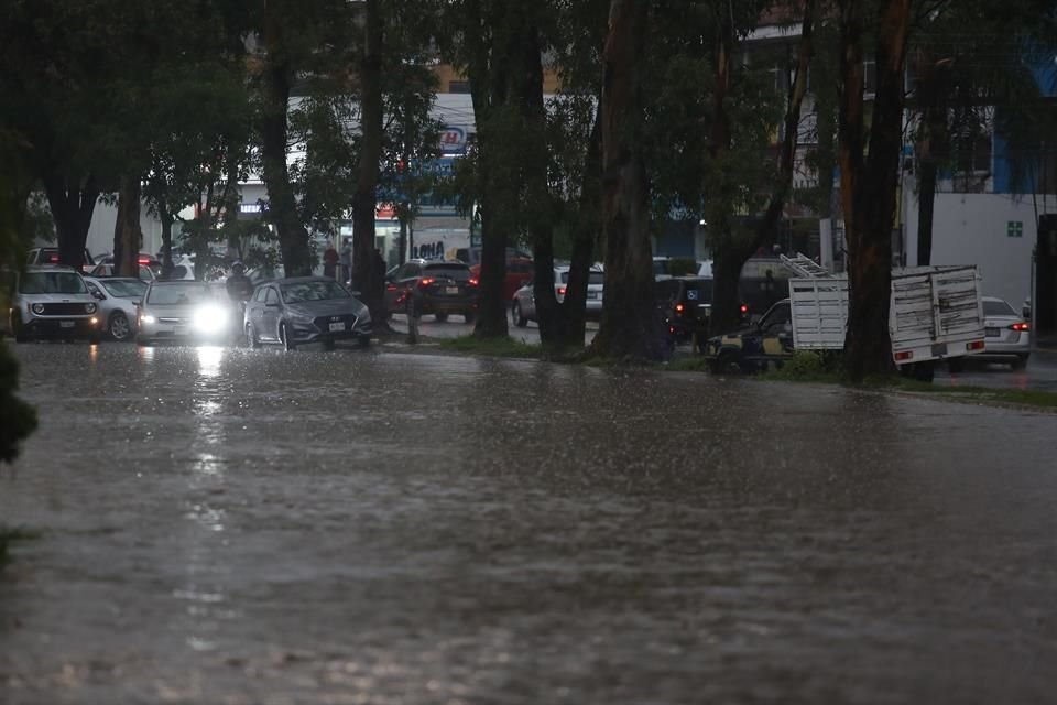 En Avenida Mariano Otero y Felipe Zetter el nivel del agua subió complicando el paso de los autos y generando caos vial.