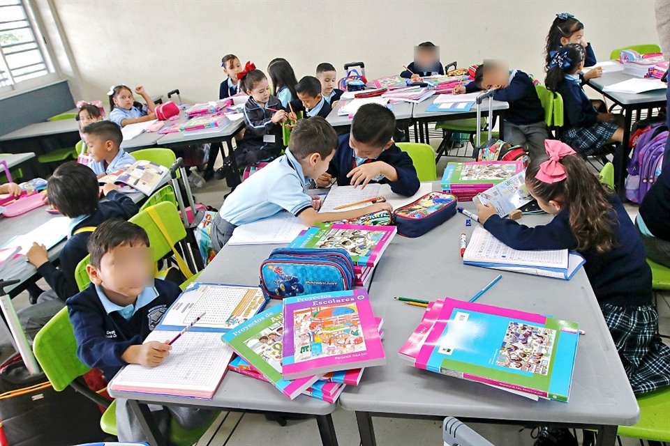 Hasta ayer, Jalisco había recibido apenas 63% de los 9 millones 884 mil 14 libros de texto gratuitos para escuelas de nivel básico del Estado.