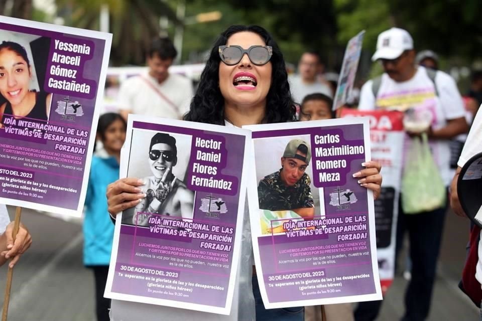 Familiares de personas desaparecidas marcharon por la mañana.