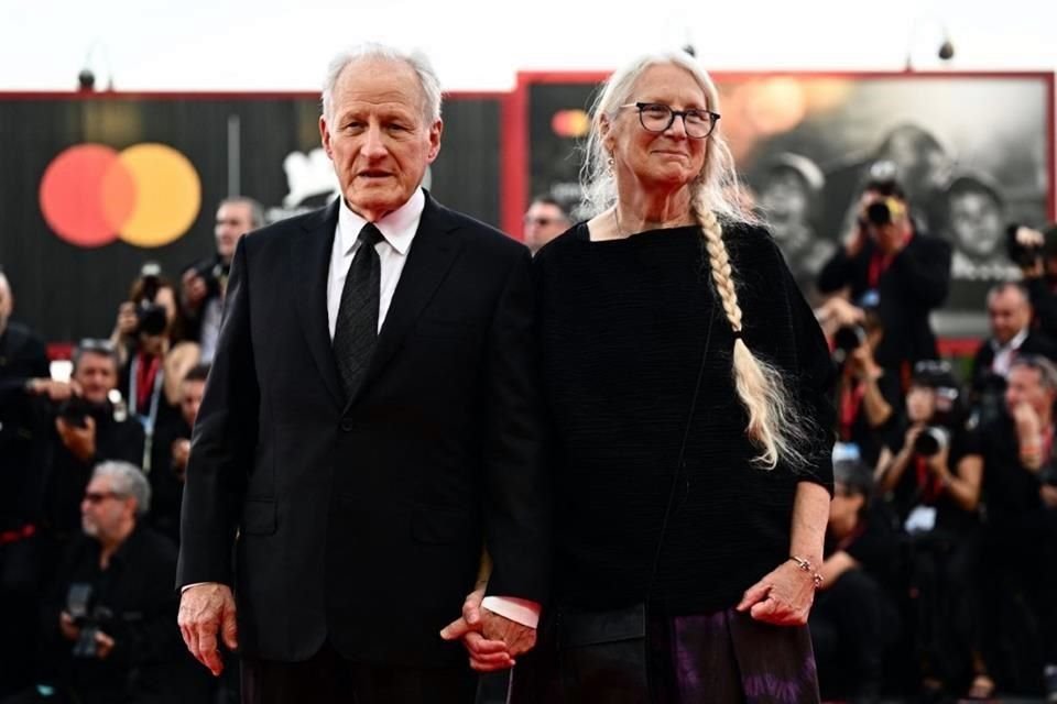 El director Michael Mann y su esposa Summer Mann a su llegada a la alfombra roja de 'Ferrari'.