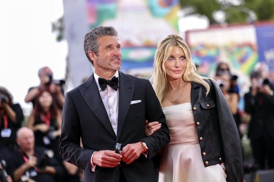 Patrick Dempsey y Jillian Fink posaron juntos en la alfombra de 'Ferrari'.