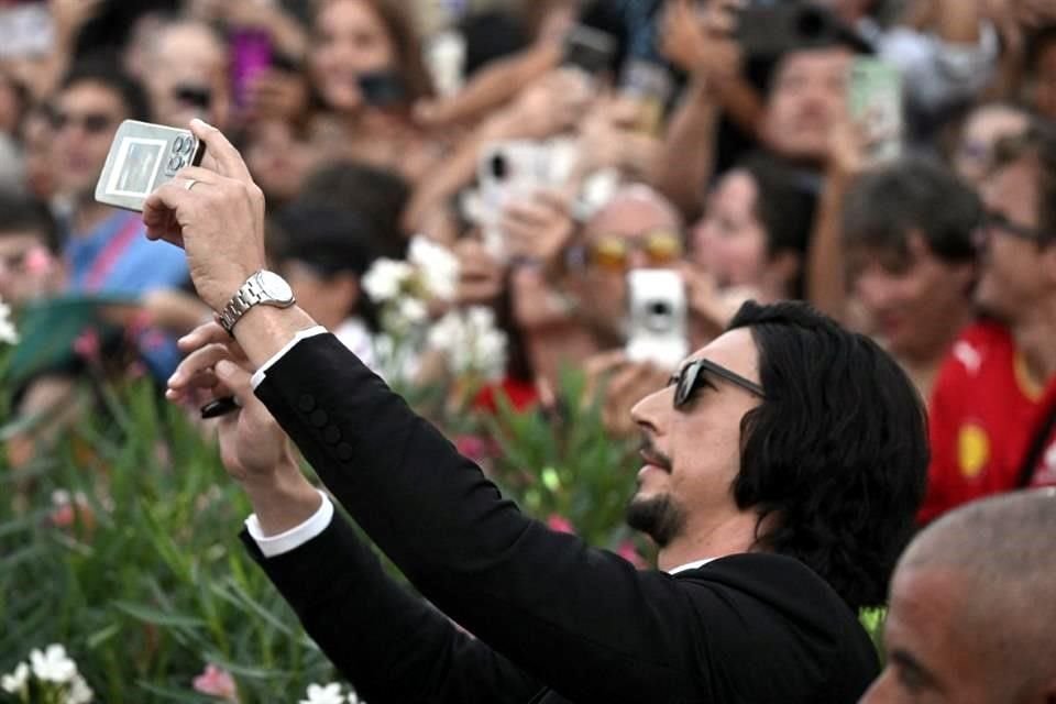 Adam Driver posó junto a seguidores y se tomó selfies a su paso por la alfombra roja de 'Ferrari'.