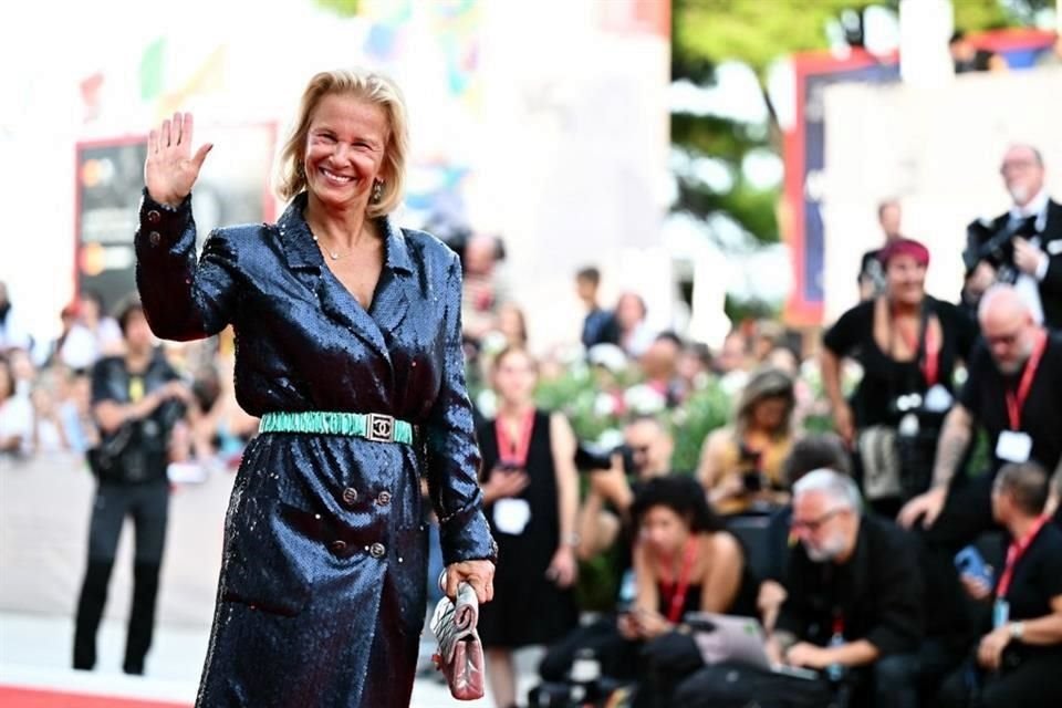 Iris Knobloch, presidenta del Festival de Venecia dio la bienvenida a todos en la presentación de 'Ferrari'.