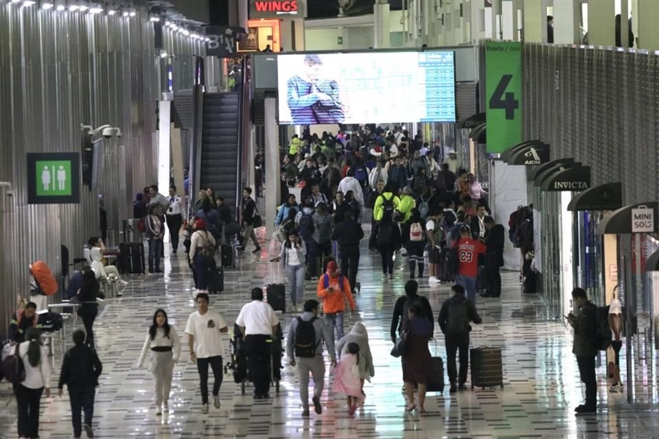 Gobierno redujo de 52 a 43 las operaciones por hora en el AICM.