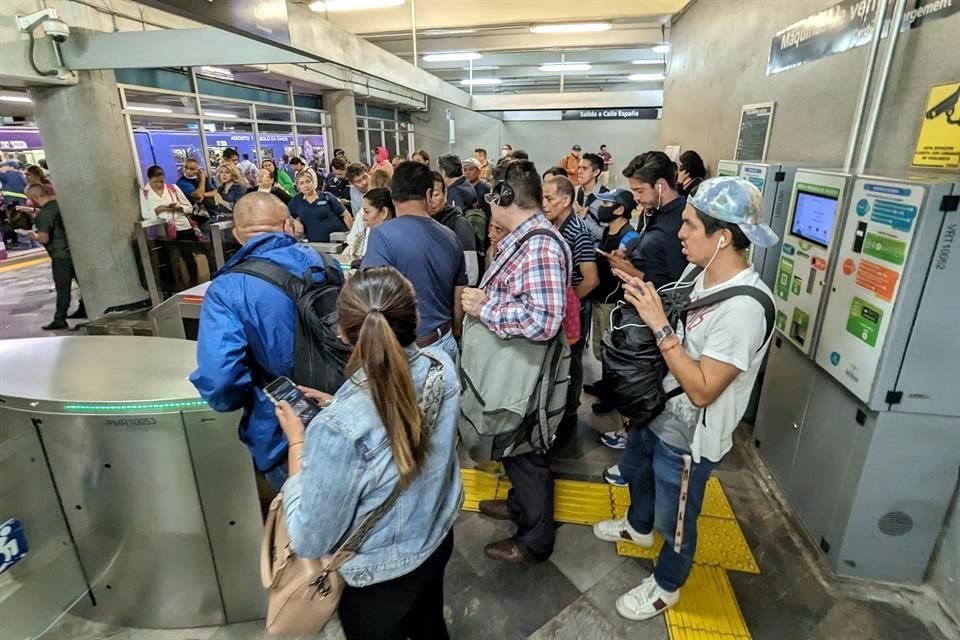 El servicio del Tren Ligero se vio suspendido, lo que provocó saturación en estaciones.