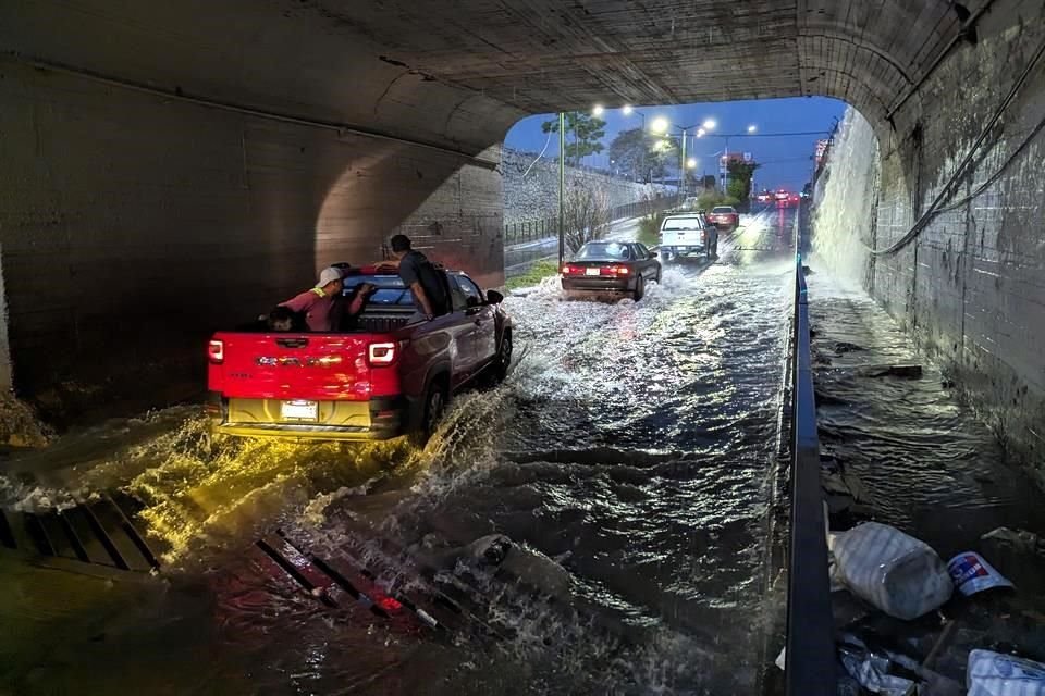 En el túnel de Washington y 8 de Julio también subió el nivel del agua.