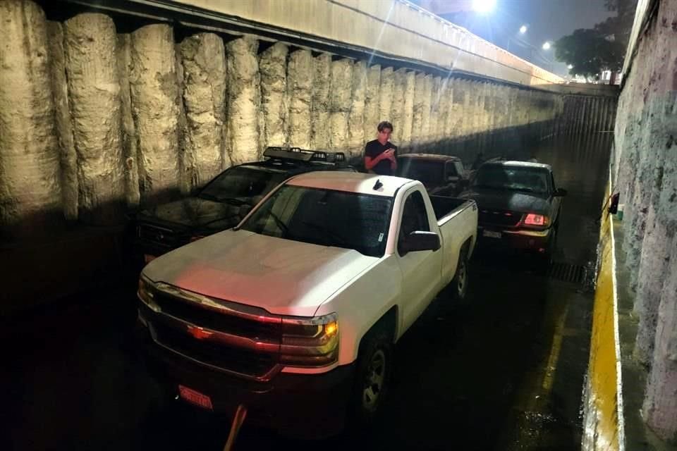 En el túnel de Mariano Otero y Periférico al menos cinco vehículos quedaron varados.