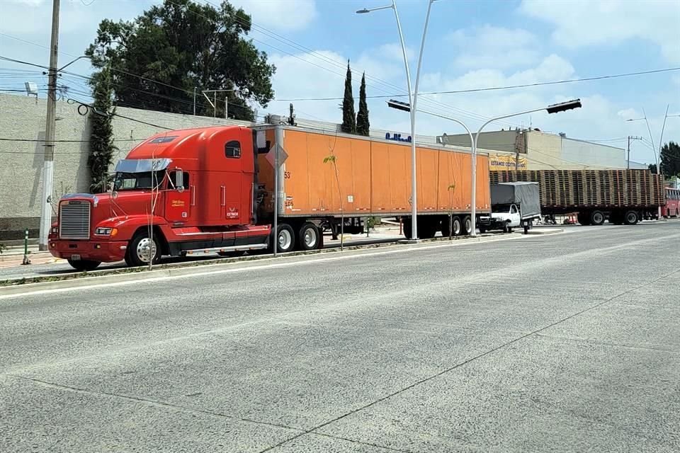 Los tráileres que van a cargar, usan las laterales como aparcadero.