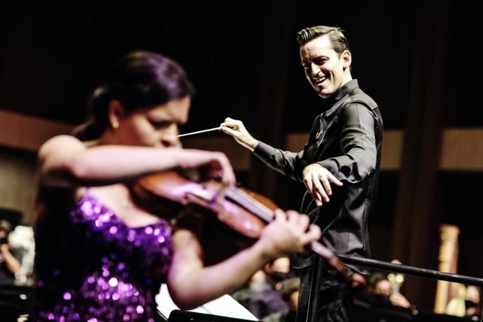 La violinista venezolana Angélica Olivo con el director de orquesta y compositor Juan Pablo Contreras.