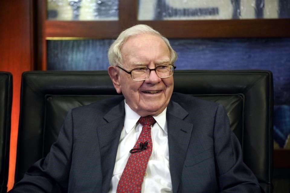 Warren Buffett, presidente y CEO de Berkshire Hathaway, vendió 1.4 millones de acciones de BYD y redujo su participación en el fabricante de autos eléctricos chinos a 4.94 por ciento.