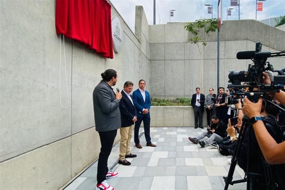 Amaury Vergara y Santiago Martínez inauguraron el Andador Chivas, con la presencia del Alacande Juan José Frangie.