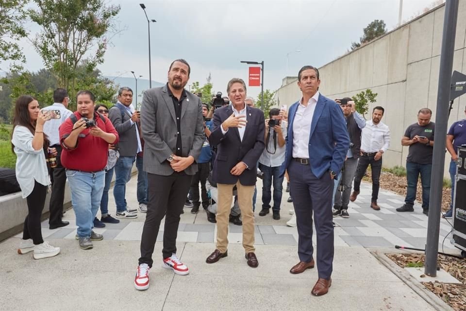 Amaury Vergara, Juan José Frangie y Santiago Martínez de la Torre inauguraron este viernes el Andador Chivas.