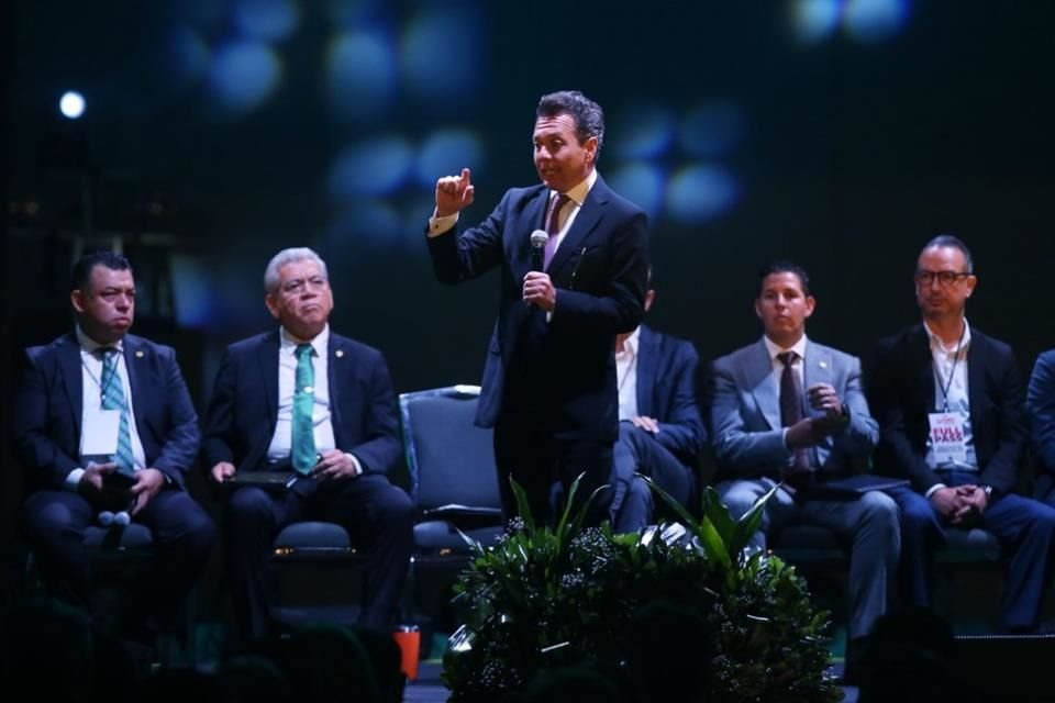 Pablo Lemus, Alcalde de Guadalajara acidió a la inauguración del Foro Inmobiliario.