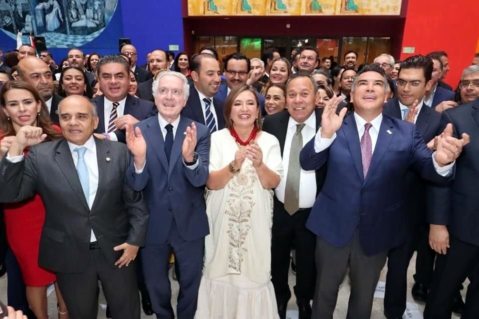 Xóchitl Gálvez se tomó foto con bancadas del PAN, PRI y PRD.