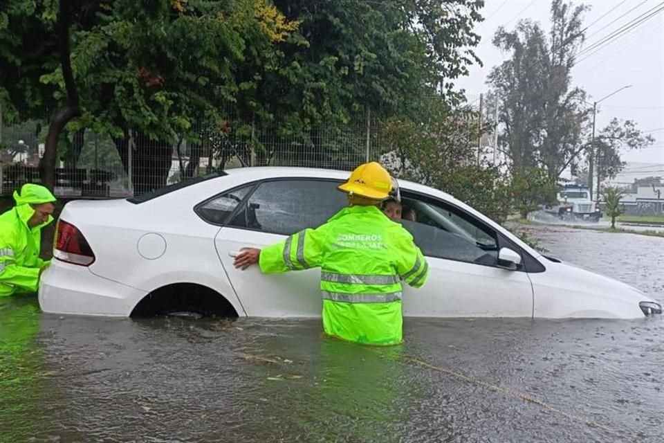 Un experto te dice qué hacer si se inundó tu auto o resultó con daños en una tormenta y tienes seguro automotriz.