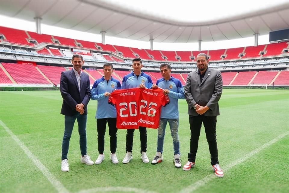 Chivas anunció la renovación de contrato hasta 2026 para sus joyas de la cantera Yael Padilla, Jesús Brígido y Raúl Martínez.