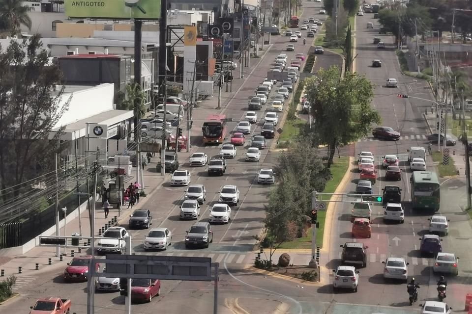 Automovilistas reprochan que semáforos o están apagados o desincronizados.