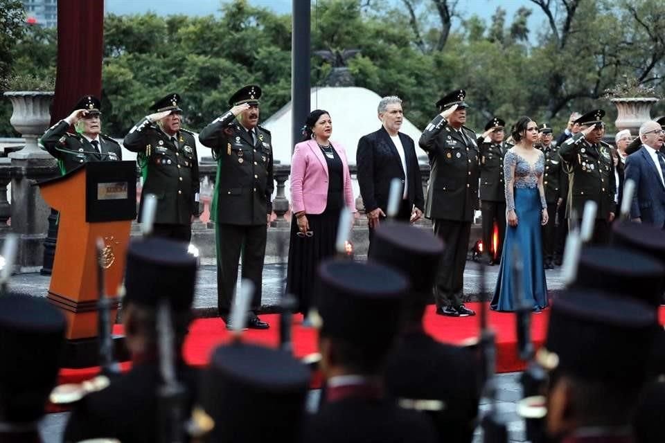 Decenas de cadetes protagonizaron una ceremonia militar para celebrar la premier y alfombra roja de la película mexicana 'Héroes'.