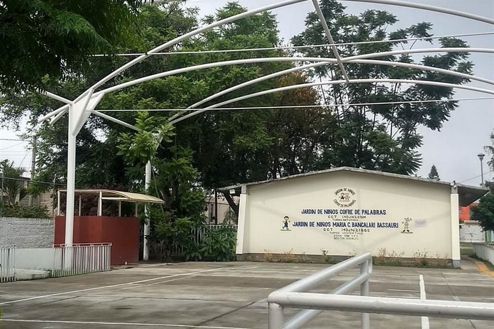 A dos años de resultar con afectaciones por las lluvias, el Jardín de Niños Cofre de Palabras, aún no cuenta con malla sombra en el patio del plantel.