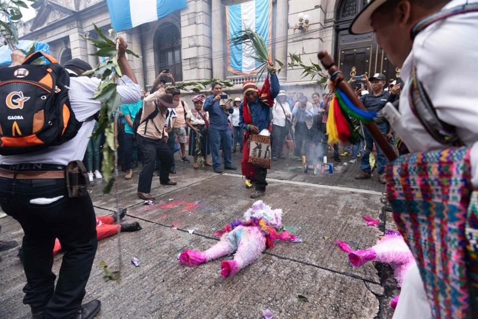 Personas indígenas forman parte de una protesta en demanda de la renuncia de la Fiscala Consuelo Porras.