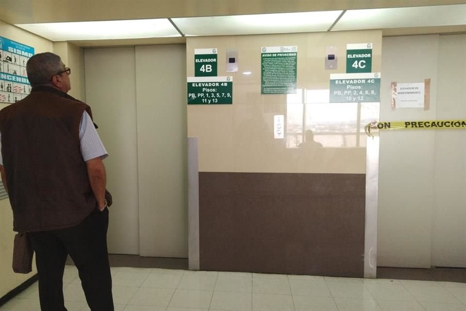 Quienes deciden tomar el único elevador disponible para visitantes, tienen esperas de hasta 40 minutos.