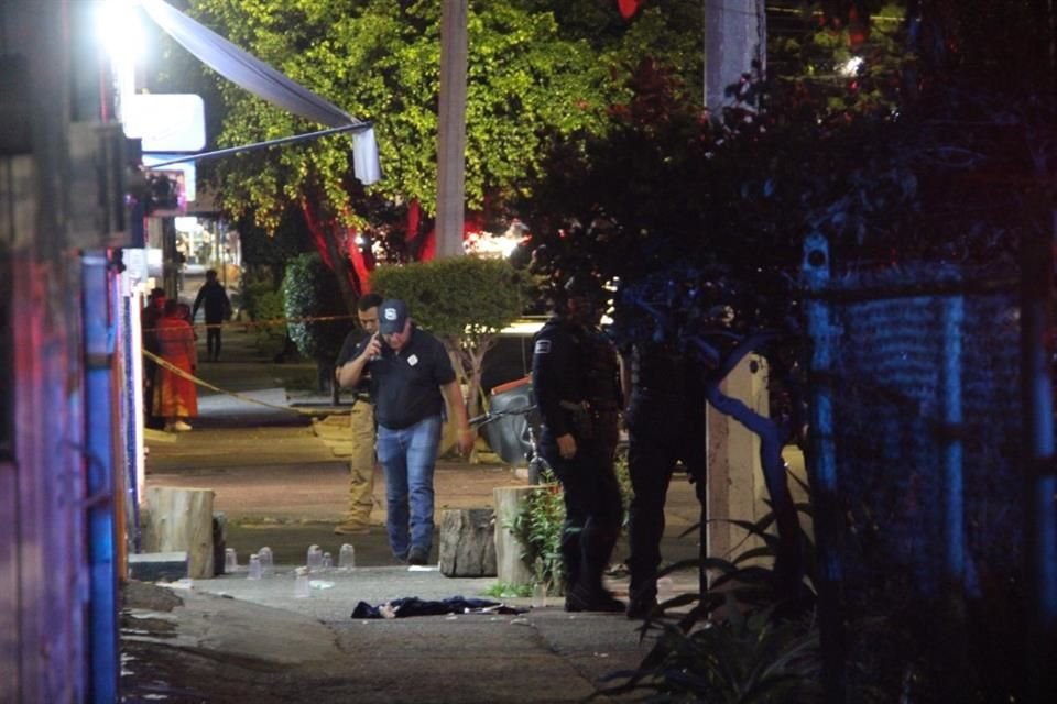 Mientras estaba en su día de descanso en Guadalajara, un Comandante de la Policía de Tlajomulco fue baleado y repelió la agresión.