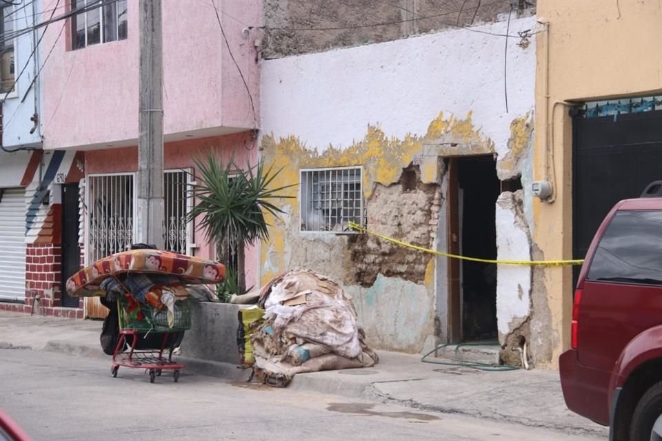 El cuerpo de un hombre de entre 25 y 30 años de edad fue encontrado, vía reporte telefónico, en una casa abandonada de Guadalajara.